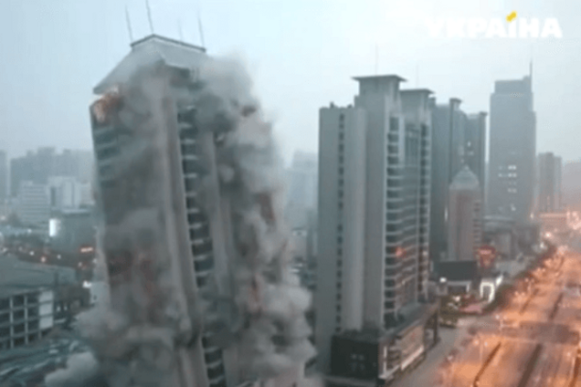 Китайцы показали, как правильно сносить небоскребы