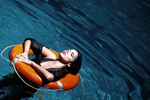 Экс-'ВИА Гра' в новом клипе зажгла под водой с полуобнаженным мачо