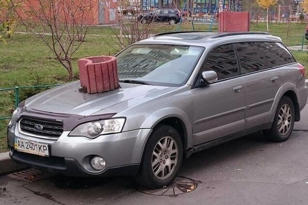 У Києві 'героя парковки' покарали за допомогою бетонного квітника: фотофакт