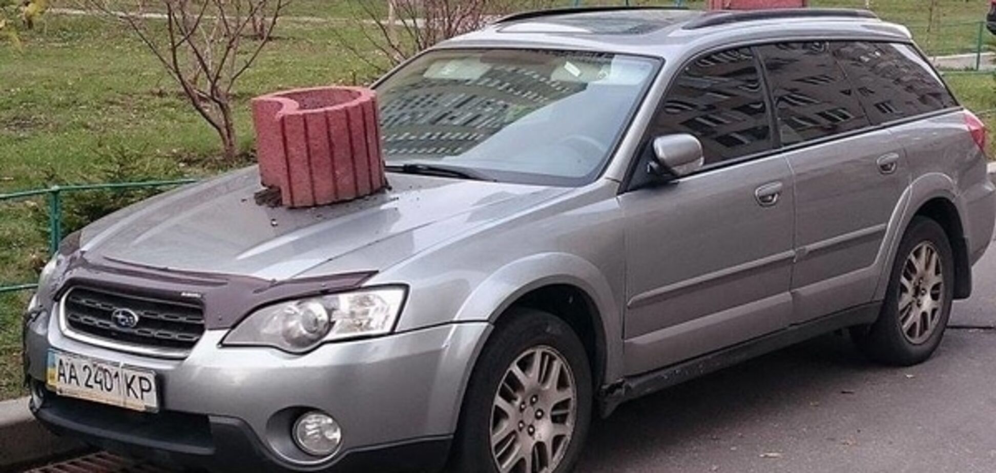 В Киеве 'героя парковки' наказали с помощью бетонного цветника: фотофакт