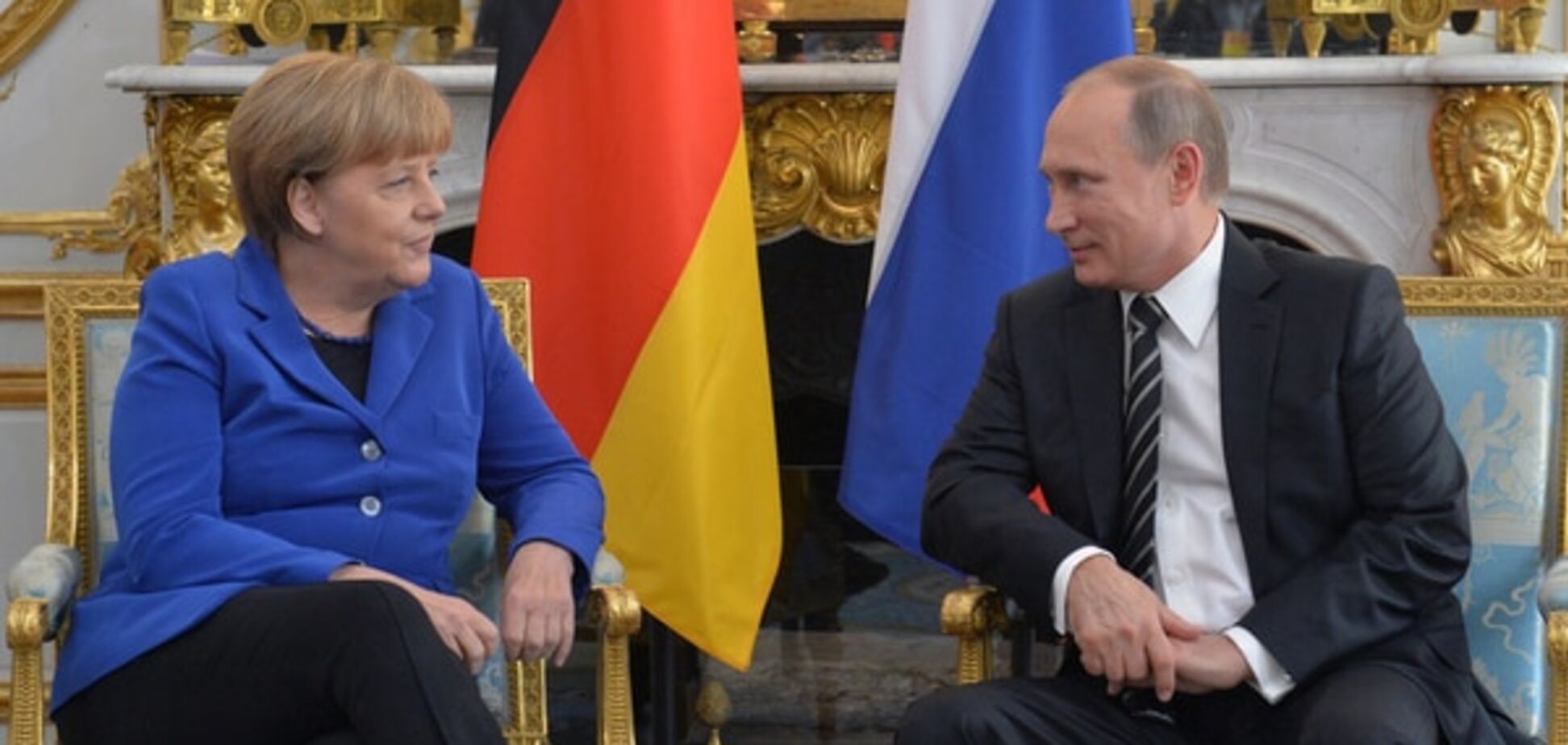 Пєсков розповів, про що 'шепотілися' Путін і Меркель