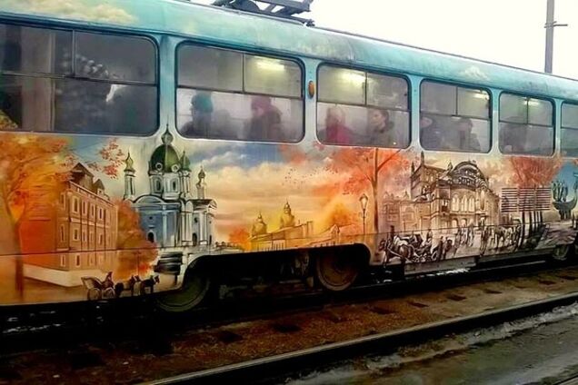 Не муралами едиными: в Киеве заметили креативно оформленный трамвай