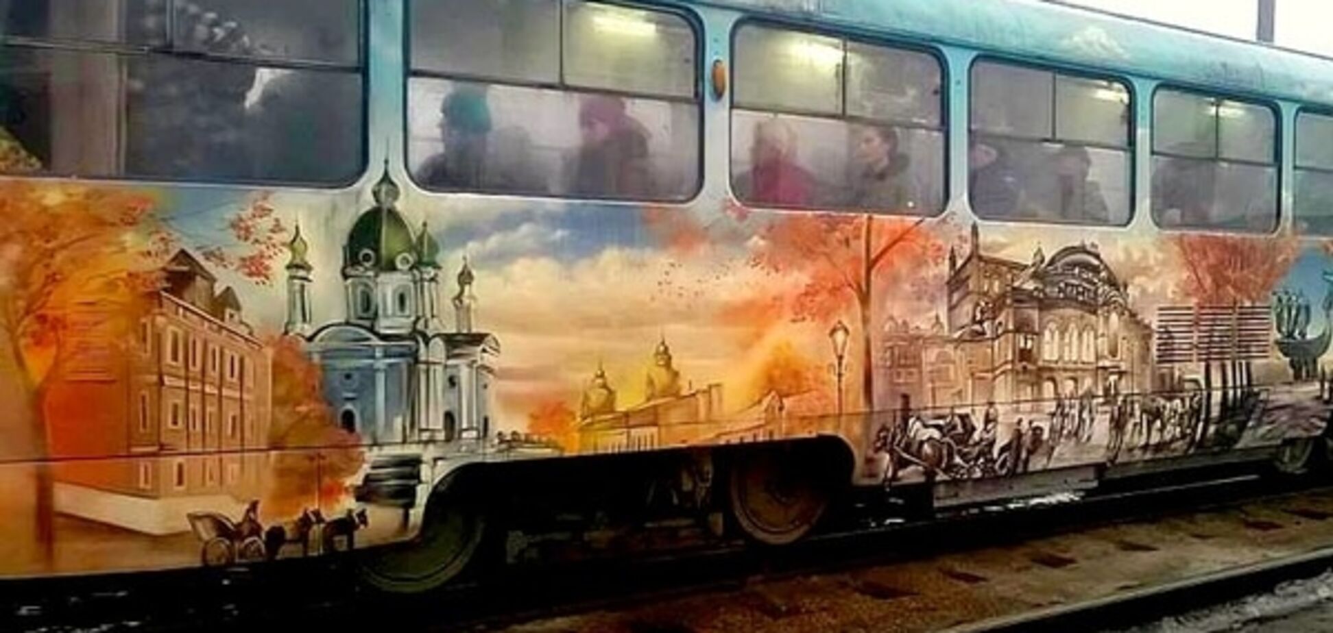Не муралами едиными: в Киеве заметили креативно оформленный трамвай