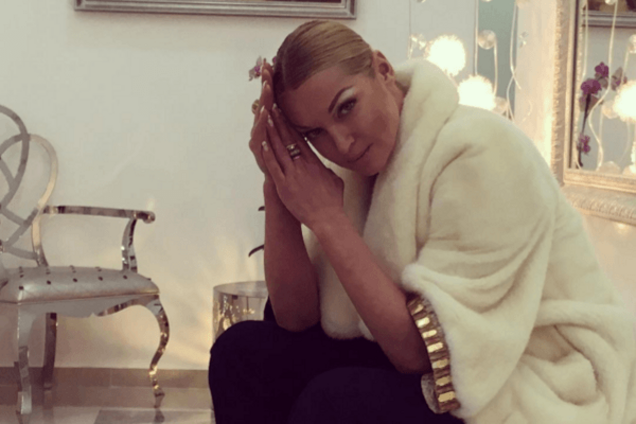 Волочкова в прозрачной кофте утонула в объятиях медведя