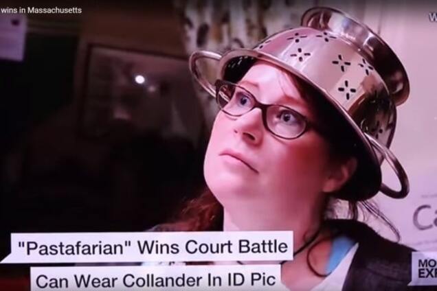 В  США разрешили делать фото на права с дуршлагом на голове