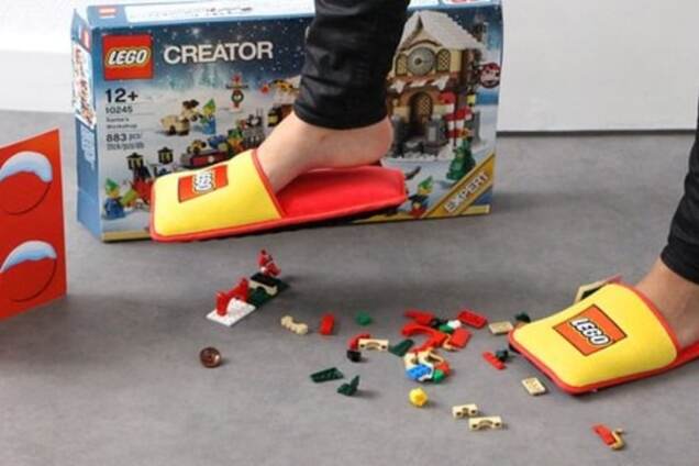 Это гениально: создали тапочки, в которых не больно наступать на Lego
