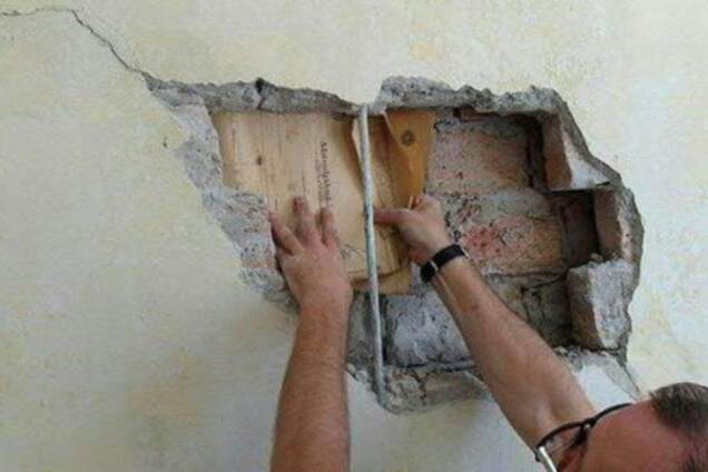 В стене дома в Будапеште найдены более 6 тысяч формуляров жертв Холокоста