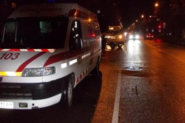 В Одессе Mercedes сбил пешеходов на переходе и скрылся: парень погиб, девушка в коме