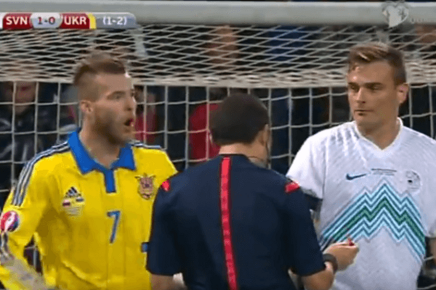 Ярмоленко ущипнул соперника в матче со Словенией: видео инцидента