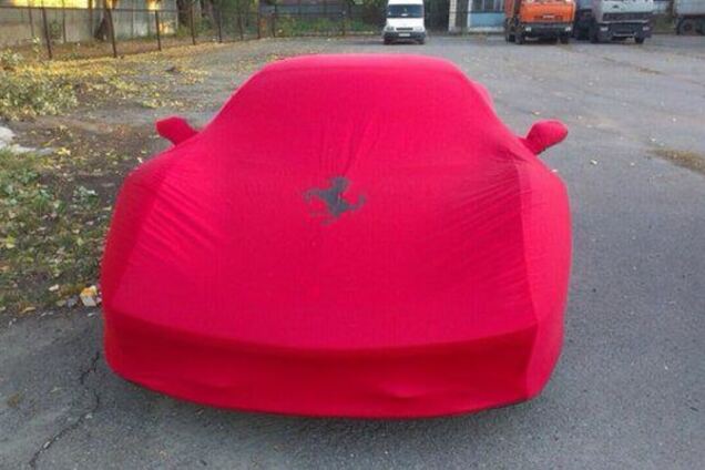 Спорткар Ferrari в Киеве забрали на штрафплощадку