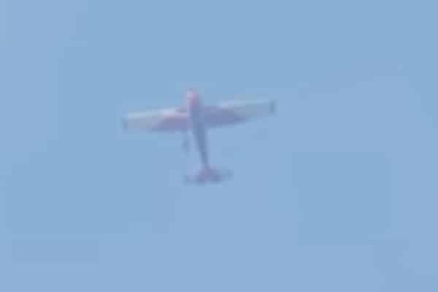 Невдача в небесах: чоловік, стрибаючи з парашутом, зачепився за літак