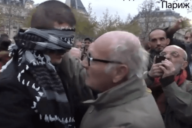 Обнимите меня: мусульманин устроил трогательную акцию после терактов в Париже