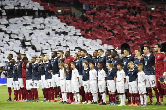 В Англии фанаты устроили грандиозный перфоманс в поддержку Франции: трогательное видео