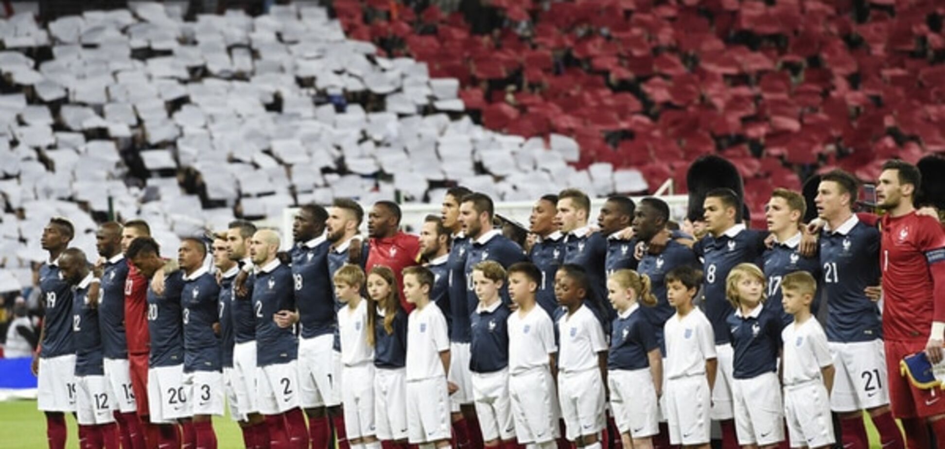 В Англии фанаты устроили грандиозный перфоманс в поддержку Франции: трогательное видео