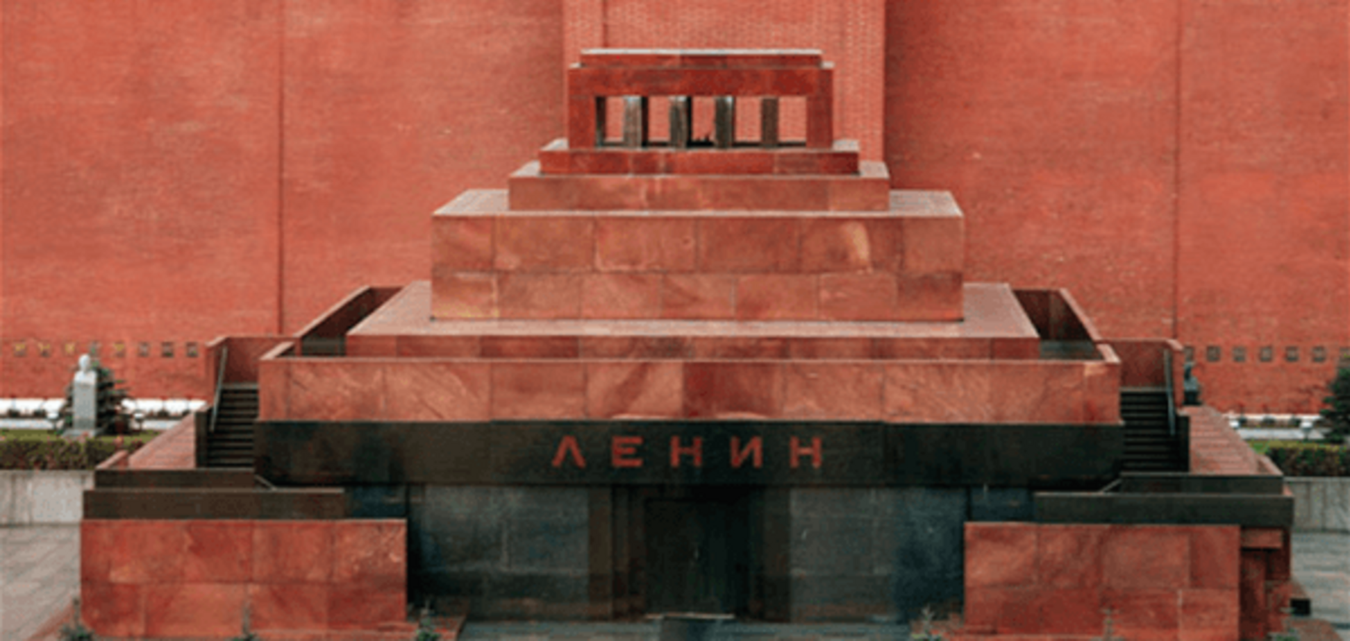 Обнаженный мужчина пытался пробраться в мавзолей 'под бочок' к Ленину