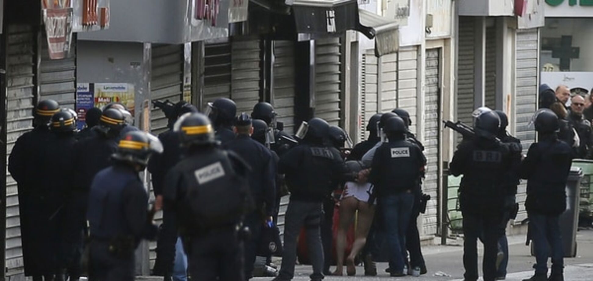 Спецоперація: в Парижі поліція провела 118 обшуків, є затримані