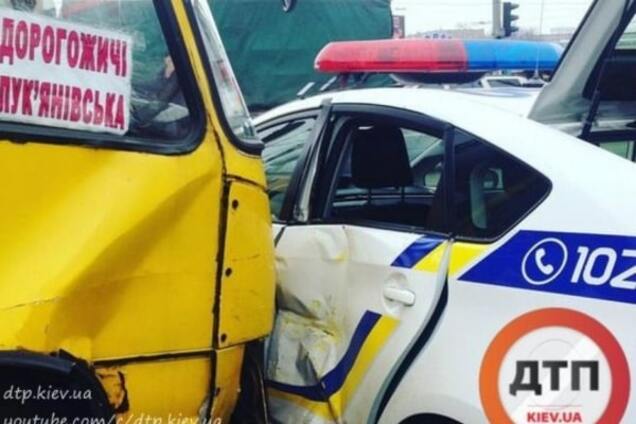 У Києві авто поліції потрапило під маршрутку: відеофакт
