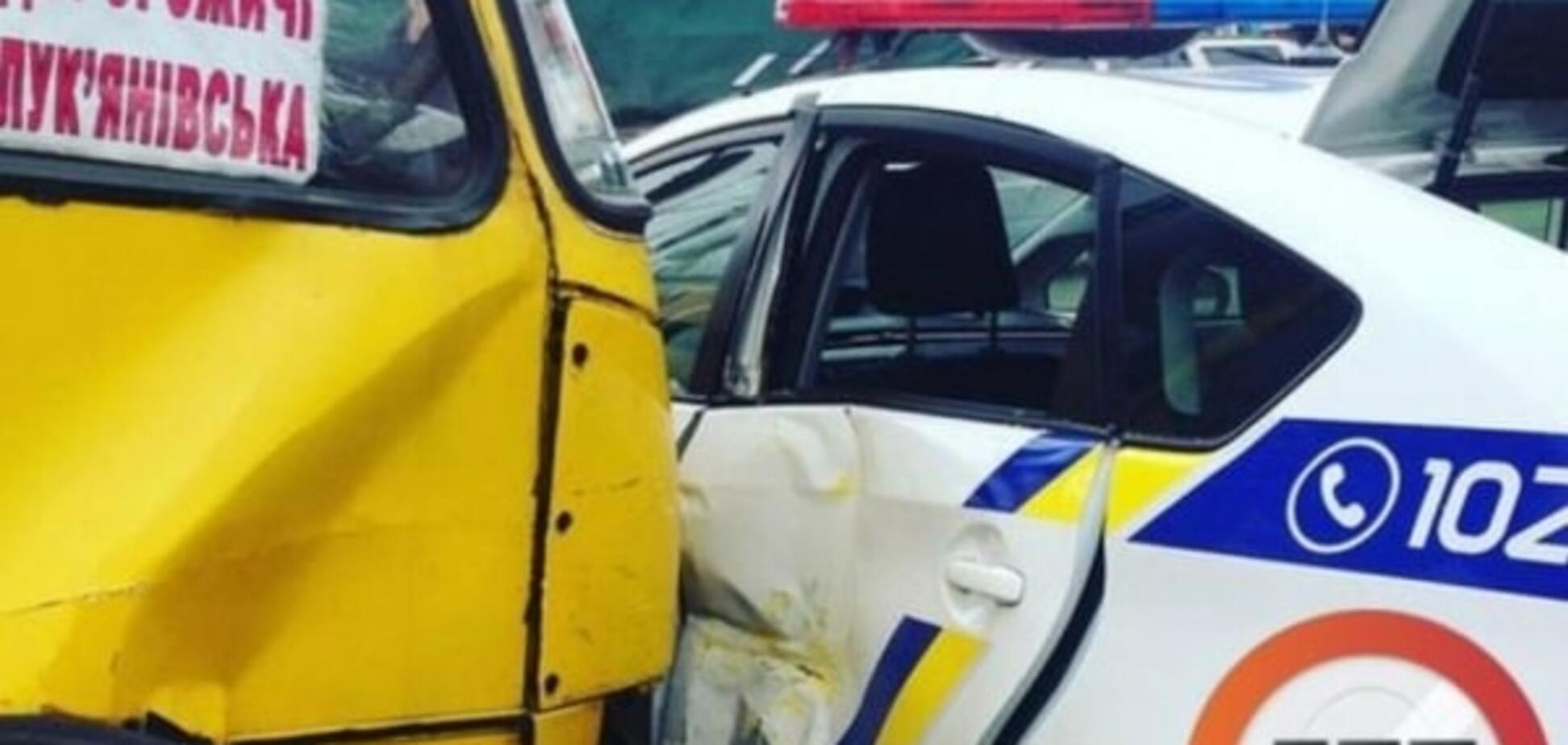В Киеве авто полиции попало под маршрутку: видеофакт