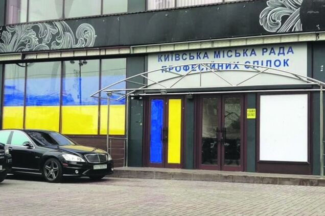 Українська L'Kaffa: скандальне кафе в Києві завісили прапорами. Фотофакт