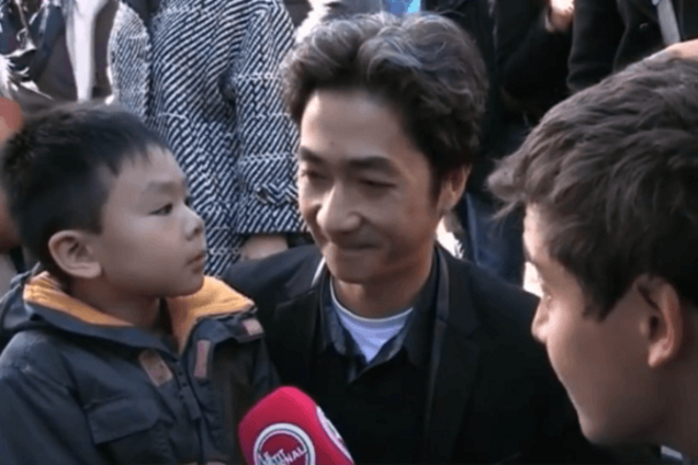 Цветы защищают: парижанин трогательно успокоил сына после терактов