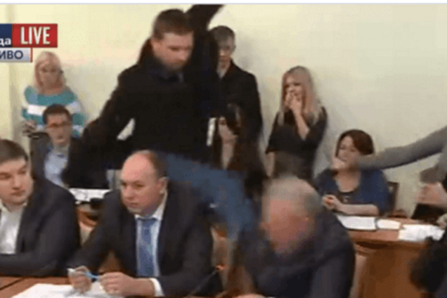 Парасюк пояснил, почему ударил Писного ногой по голове