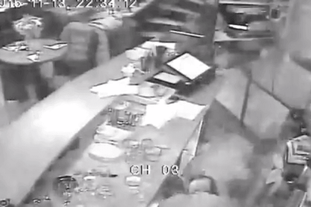 З'явилося моторошне відео обстрілу терористами кафе в Парижі