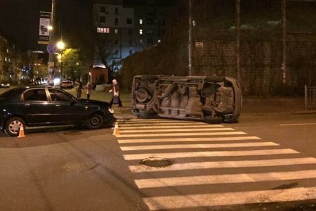 Серьезное ДТП на Подоле: в результате аварии перевернулся бус