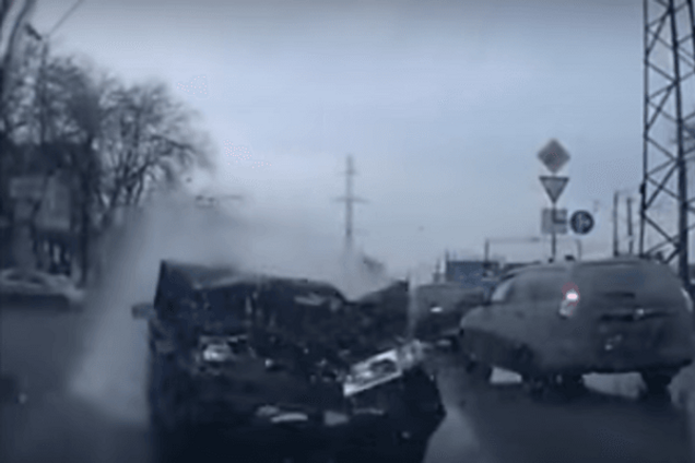 Просто шок: опубликована жуткая подборка видео с лобовыми авариями
