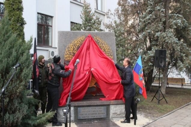 'Ленин с Николаем ІІ плачут': в Луганске установили 'распятую на пяльцах курицу гриль'. Фотофакт