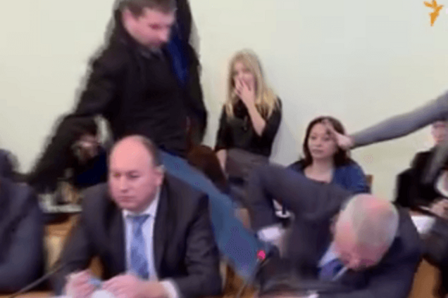 Драка в Раде: Парасюк ударил ногой высокопоставленного СБУшника: фотофакт