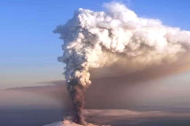 Итальянские ученые засняли падение НЛО в вулкан: видеофакт