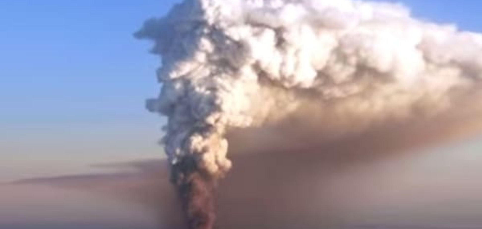 Итальянские ученые засняли падение НЛО в вулкан: видеофакт