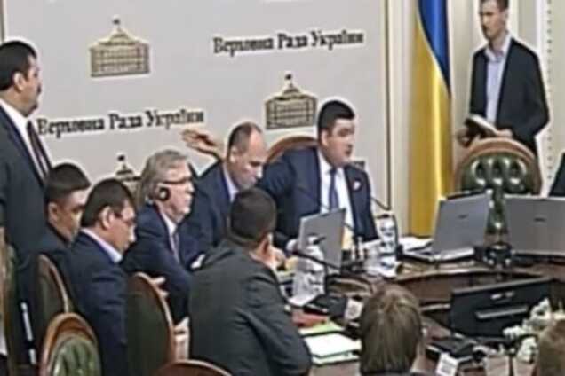 Появилось видео попытки следователей вручить Новинскому повестку