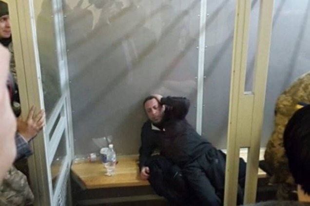 Корбана из суда увезли в больницу, в заседании перерыв