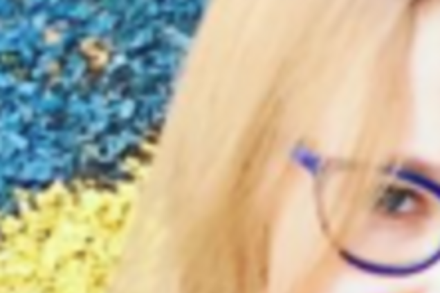 Собчак позировала на фоне клумбы цвета украинского флага: фотофакт