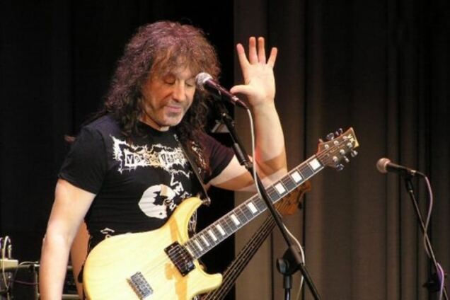 Жена младше на 27 лет: известный певец объявил о разводе