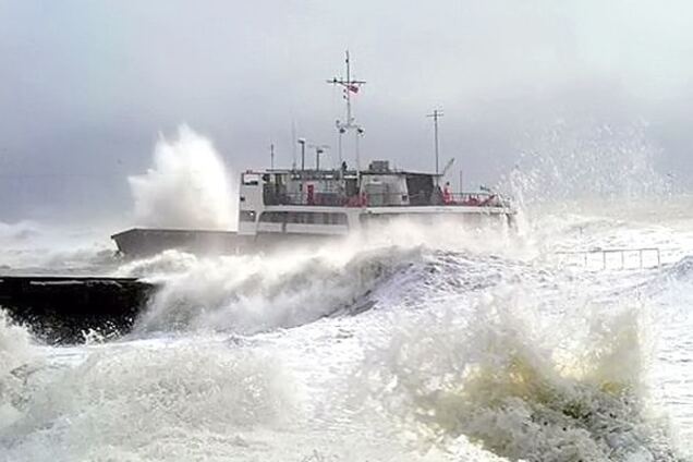 Шторм отрезал аннексированный Крым от России