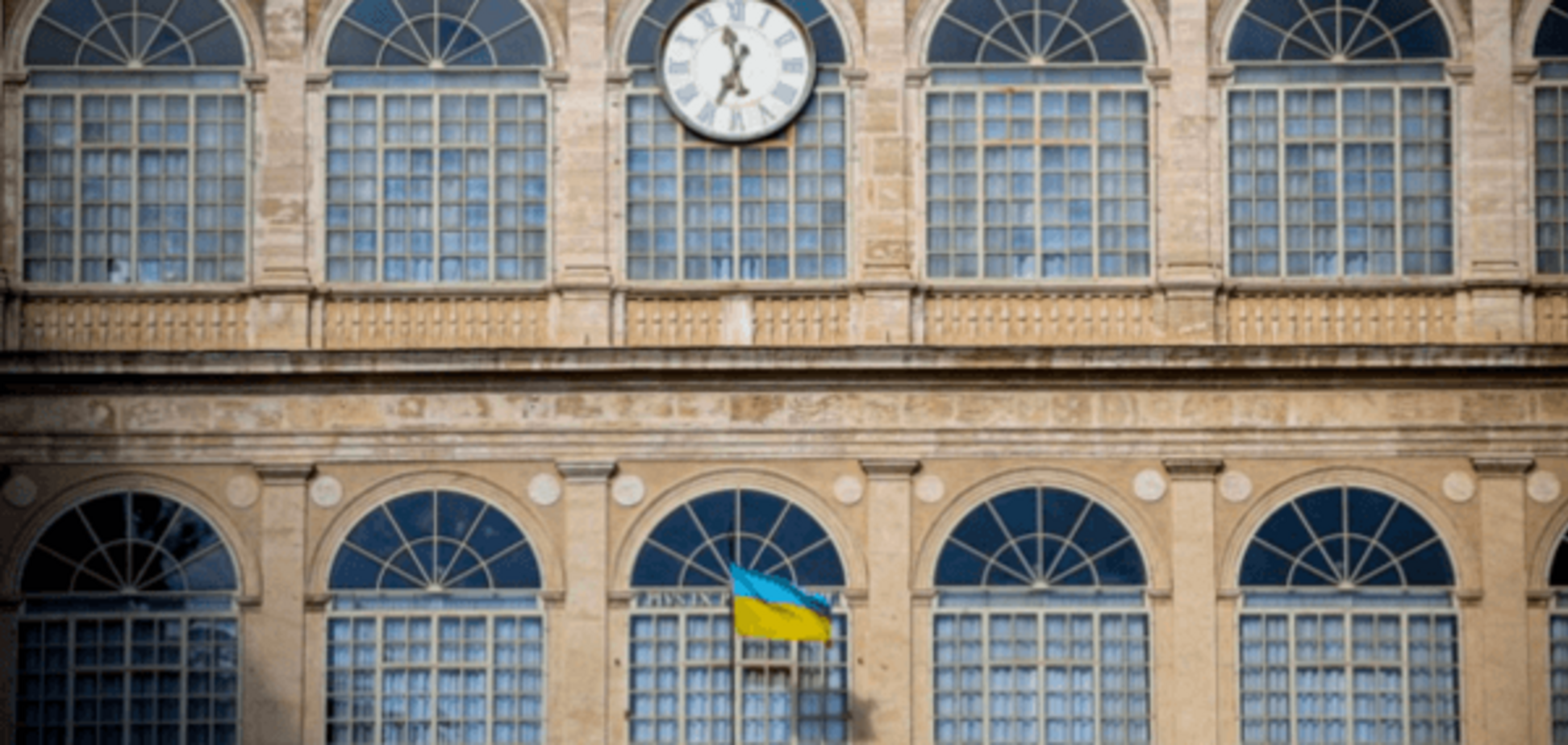 На дворце Папы в Ватикане появился флаг Украины: фотофакт