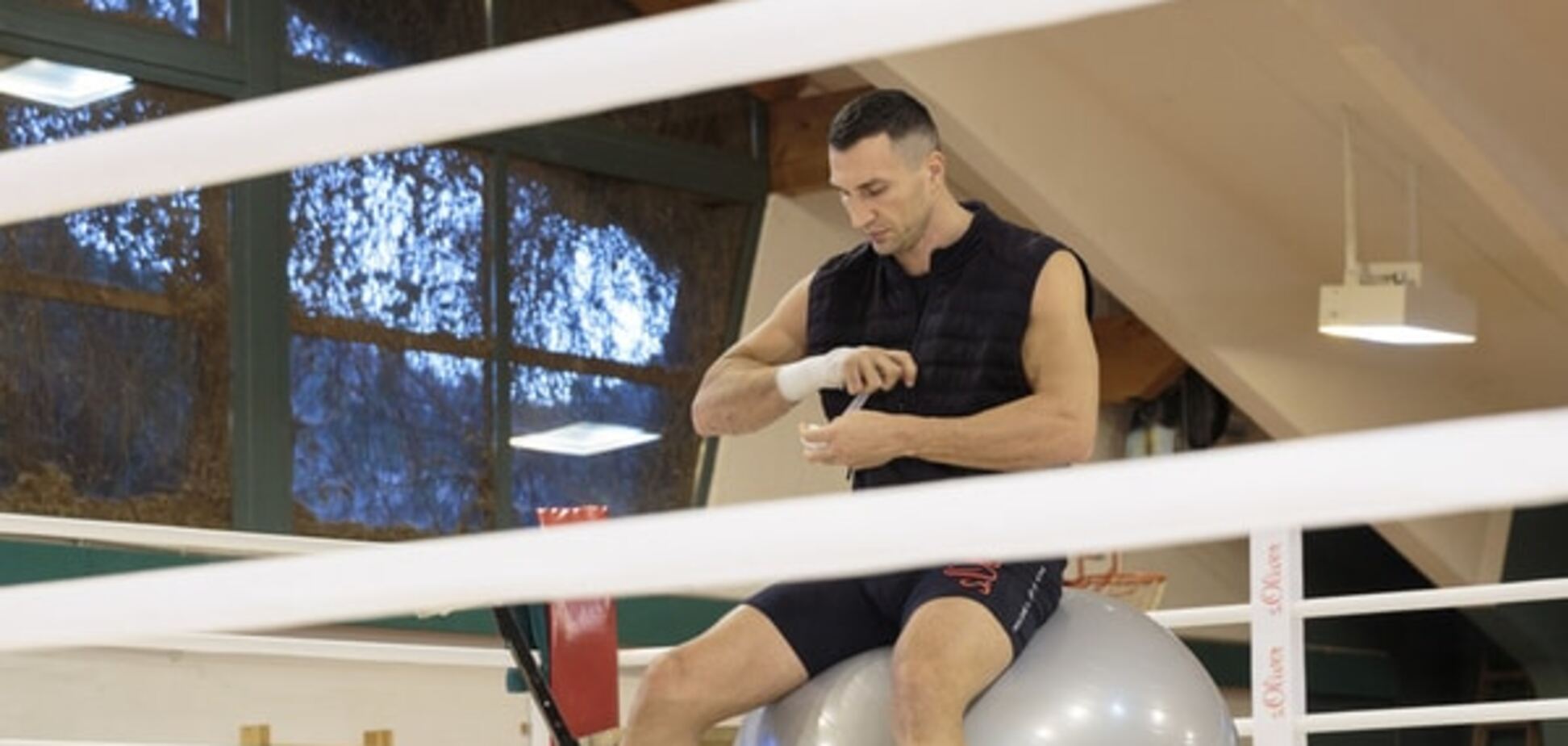 Кличко провел 'Бой с тенью': эффектное видео