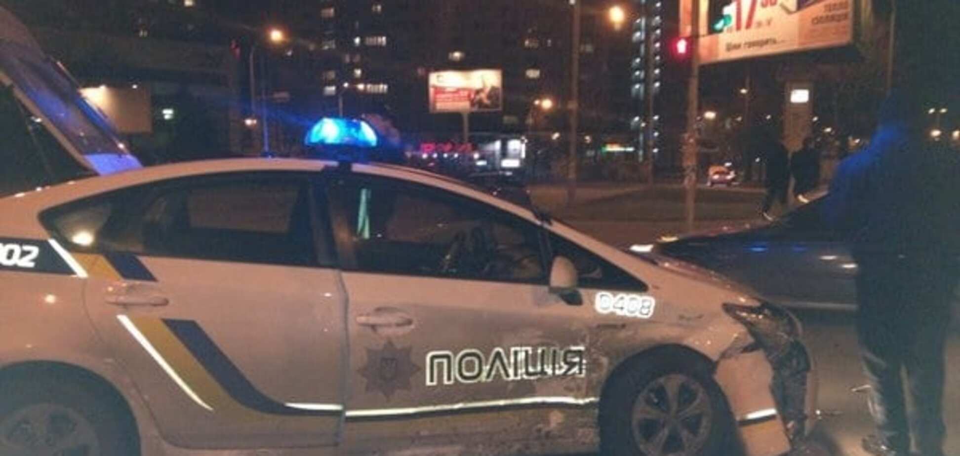 У Києві вночі авто поліції потрапило у ДТП: опубліковані фото