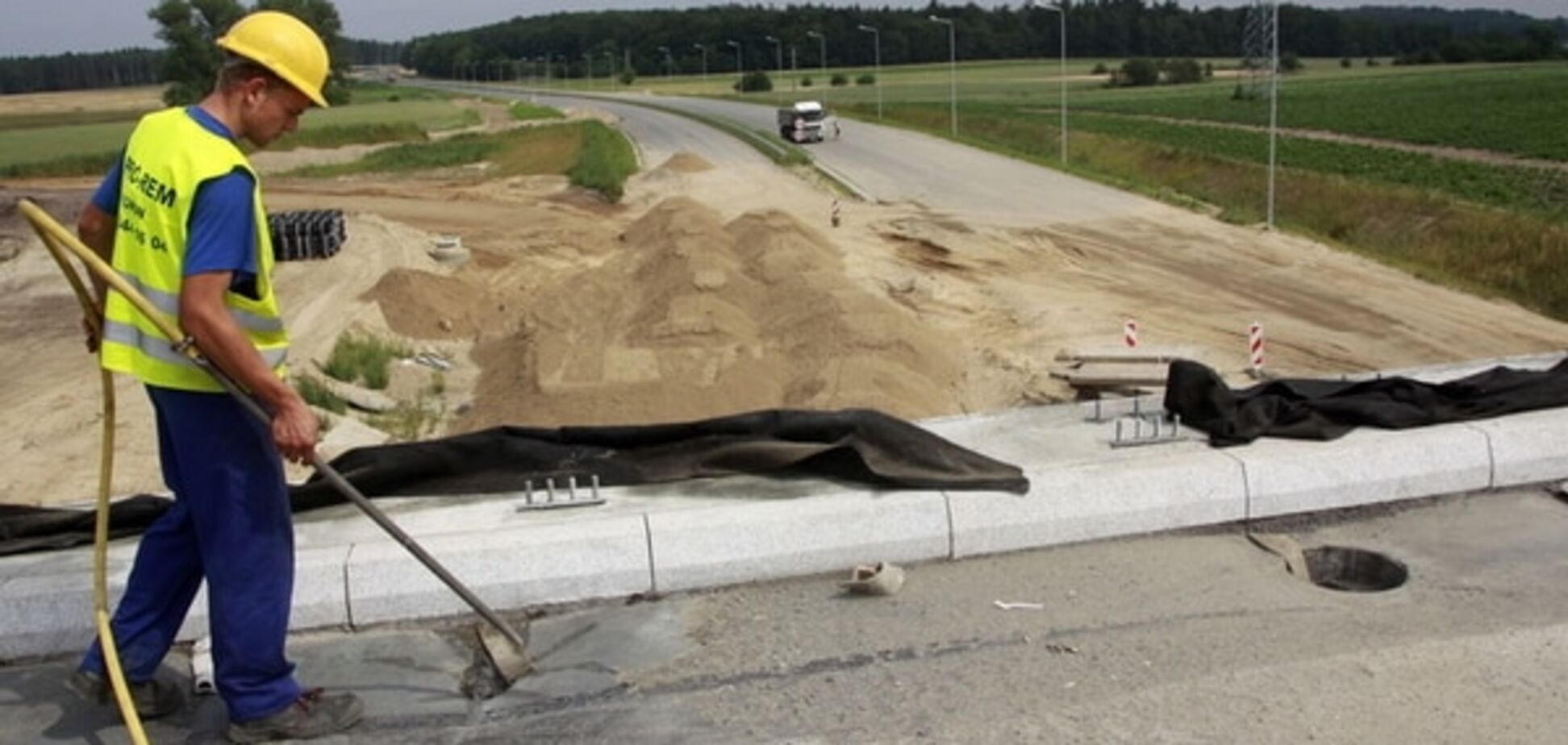 По ямам и кочкам: составлен рейтинг областей Украины с худшими дорогами