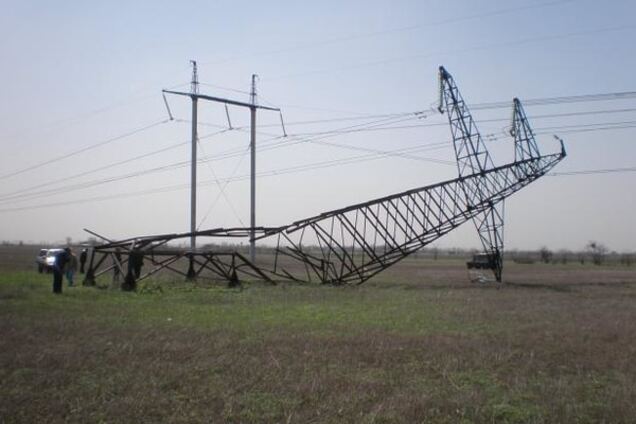 Неизвестные вновь взорвали электроопоры, подающие энергию в Крым