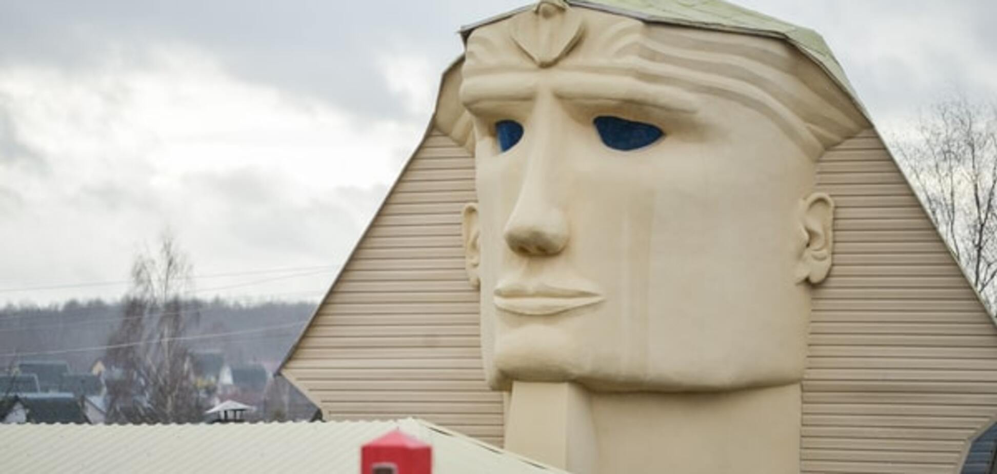 Белорус выстроил на даче восьмиметрового сфинкса