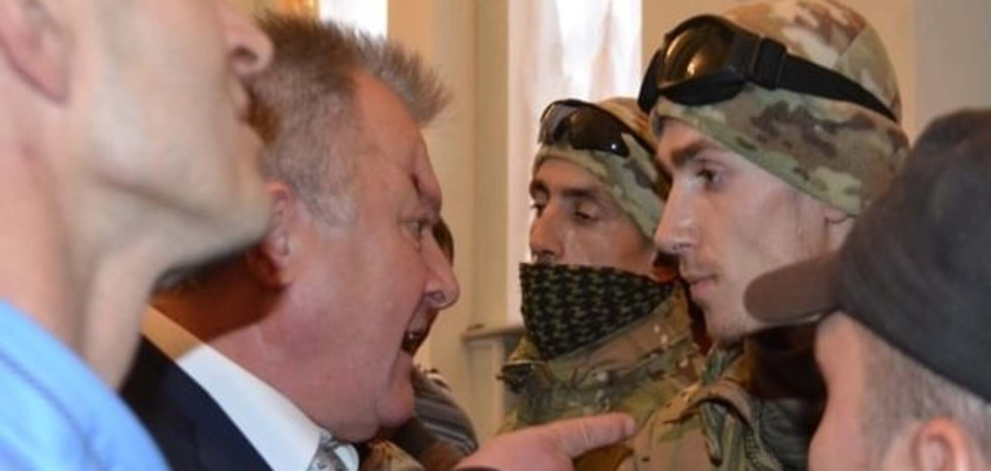 В Черкассах 'Правый сектор' устроил драку из-за ультиматума к власти: видеофакт