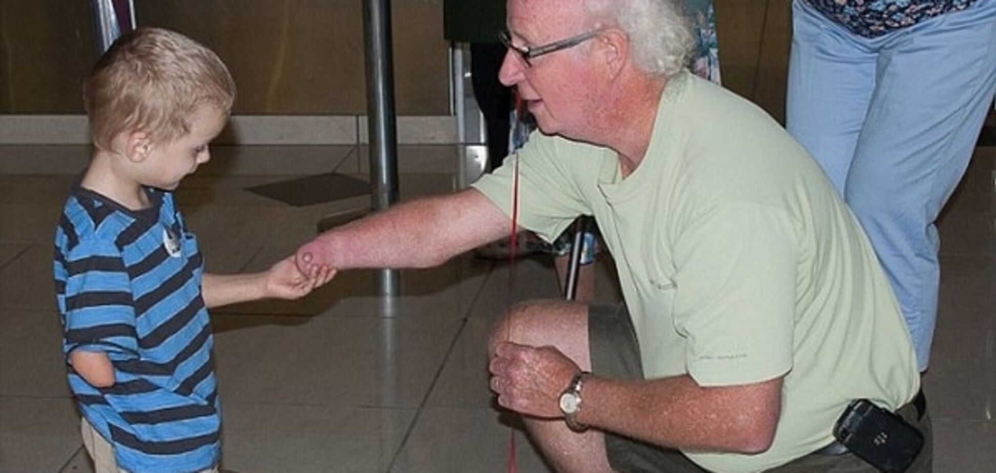 Нашли друг друга: однорукий сирота встретился с таким же приемным дедушкой