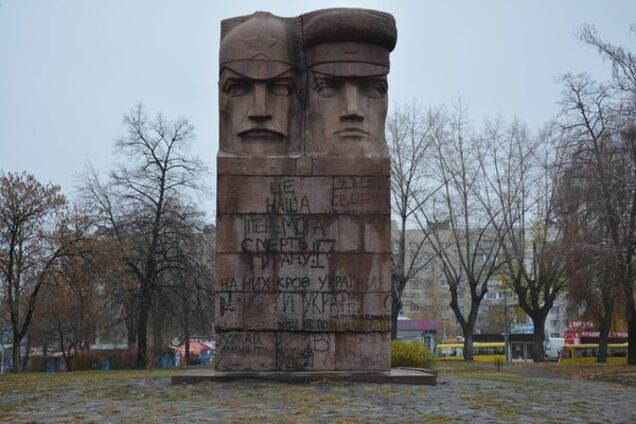 В Киеве провалили декоммунизацию: список выживших памятников