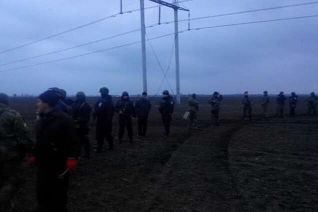 Кива: ремонтники заземлили высоковольтные линии, силовики уехали в казармы