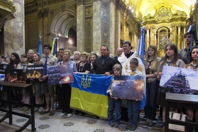 Без концертов и криков: как в Аргентине почтили память героев Евромайдана