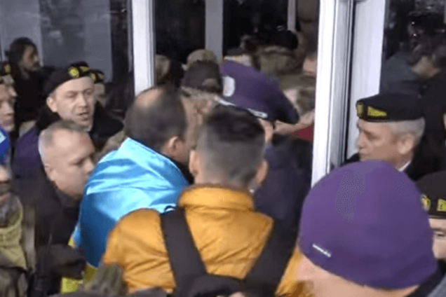 Майдан в Кривом Роге: протестующие штурмовали горсовет и поставили власти ультиматум. Опубликовано видео