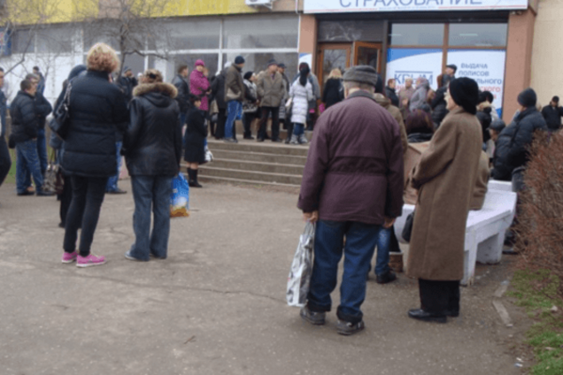 Крым во тьме: на полуострове скопились очереди за топливом, хлебом и свечами